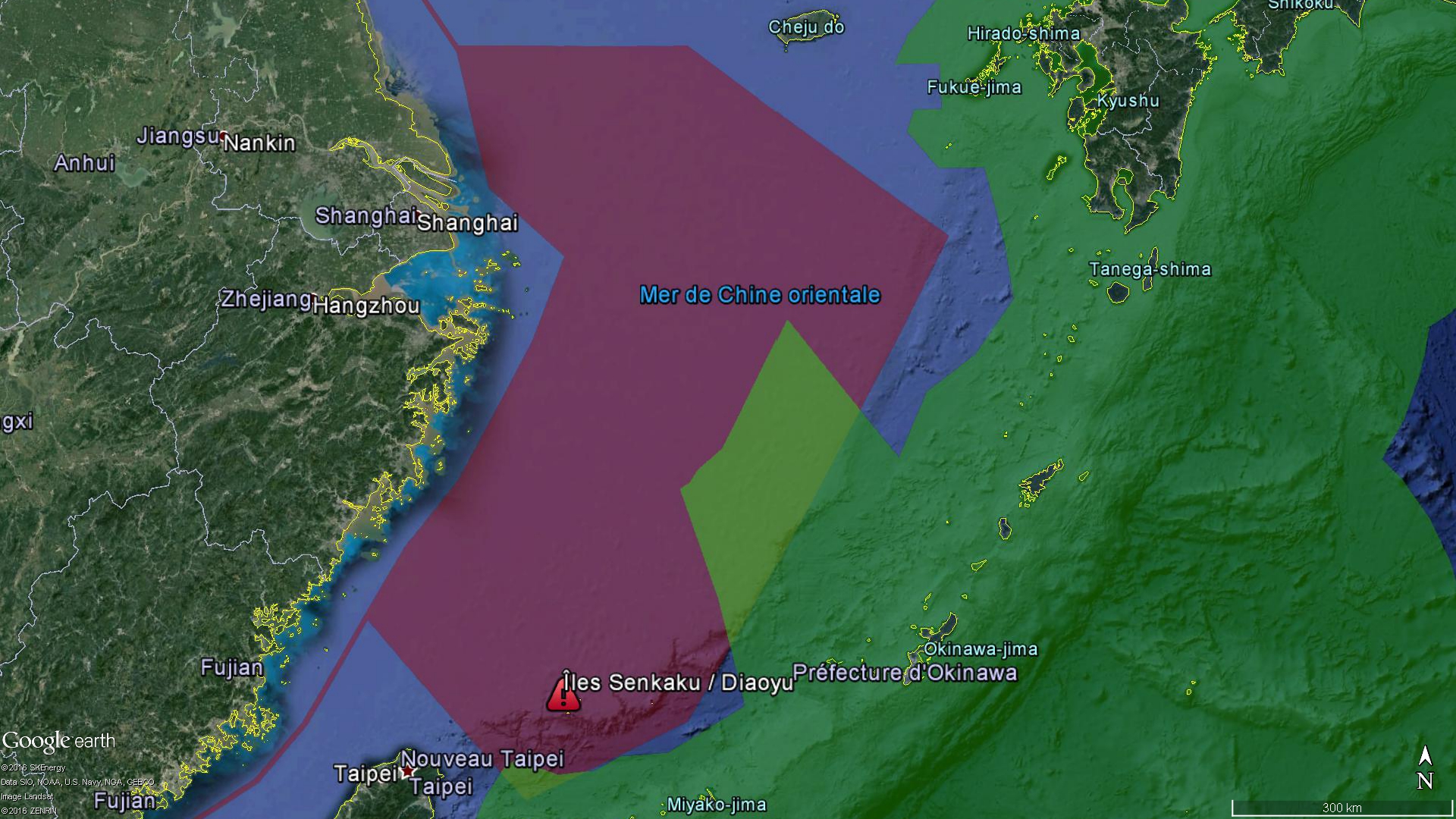 En vert la ZEE japonaise, en rouge l'ADIZ chinoise au dessus de la mer de Chine orientale. Les îles Senkaku / Diaoyu se trouvent en bas à droit de l'ADIZ chinoise.