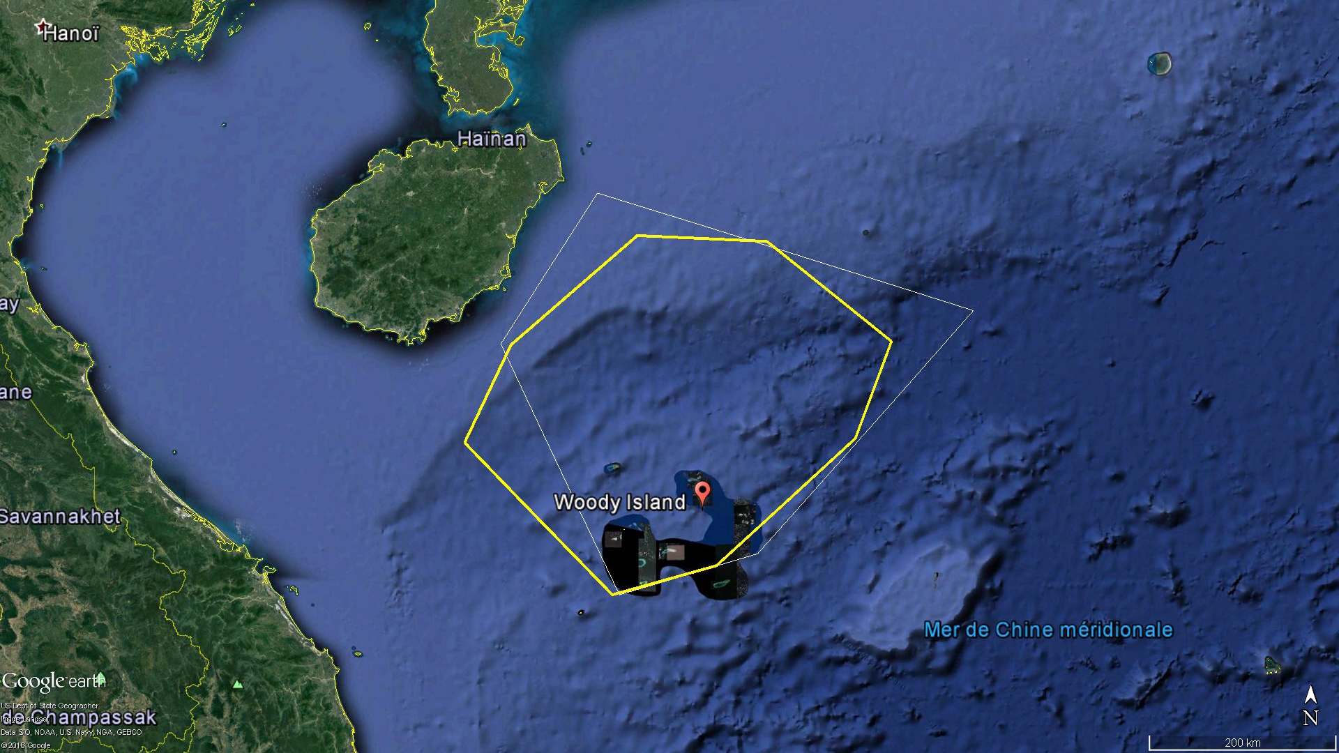 En jaune la zone aérienne délimitée par le NOTAM A1606/16, en blanc celle de MSA-2016-14163 / 琼航警0048 sur mer.
